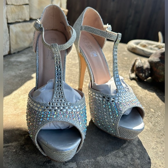 De Blossom Silver T-Strap Heels with Rhinestone Embellishments heels Sz-7.5. Ps - Picture 12 of 15
